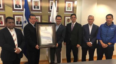 Juan Orlando Hernández recibe su credencial que lo acredita como presidente de Honduras