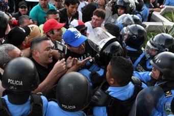 Opositores protestan contra EEUU por espaldarazo a reelección del presidente de Honduras