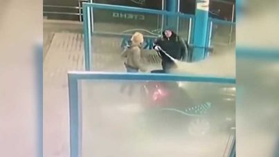 Un hombre le tira agua helada a su pareja para 'enfriar' acalorada discusión