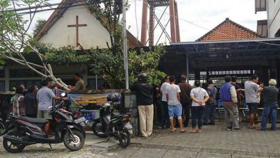 Indonesia: Hombre entra con una espada en una iglesia y decapita figuras de Jesús