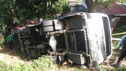Un muerto y 14 heridos deja "aparatoso" accidente de bus rapidito en Choloma