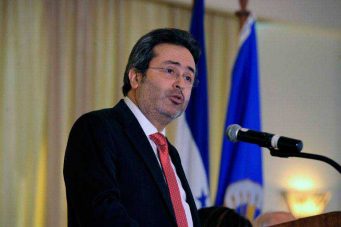Almagro acepta renuncia de Juan Jiménez Mayor, como vocero de Maccih