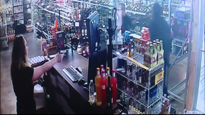 Un sujeto se mete a robar en una tienda, pero dos mujeres lo pusieron quieto