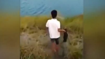 Un hombre lanza un perro vivo a un río lleno de cocodrilos