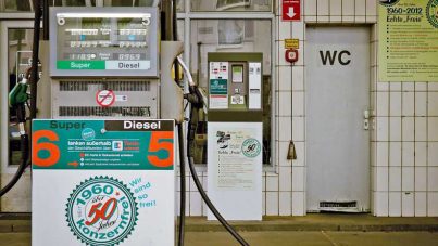 Empleada hispana prohíbe ingreso al baño a clientes por hablar en español