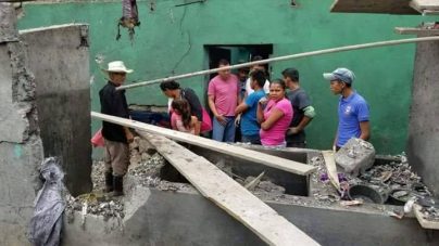Madre y sus tres hijas