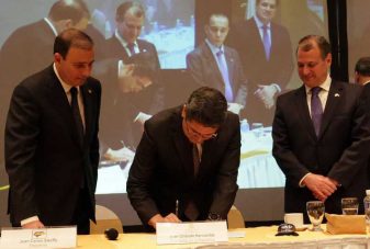 Gobierno y sector privado firman acuerdo para reformar el 1.5%