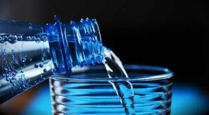 Agua embotellada está contaminada con partículas de plástico, según estudio