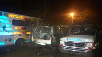 Desconocidos con bombas mólotov incendian ambulancias en el Hospital del Sur