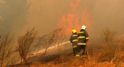 Bomberos combaten incendios forestales en un sector de El Hatillo