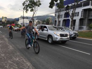 El cantante Carlos Vives pasea con su bicicleta en San Pedro Sula