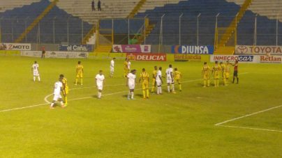 Real España toma oxígeno con golazo de "El Chino" ante Honduras Progreso