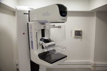 Examen de mamografía para que mujeres hondureñas realicen cualquier trámite
