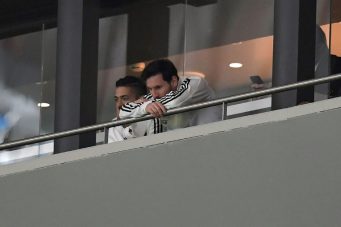 Messi se reincorpora parcialmente al entrenamiento del Barcelona