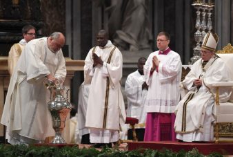 El papa Francisco lava los pies de presos no católicos