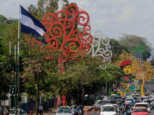 Los "arboles de la vida", símbolos del poder de Ortega destruidos en Nicaragua