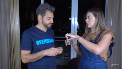 Eugenio Derbez y la hondureña Lipstickfables compartiendo en un divertido video