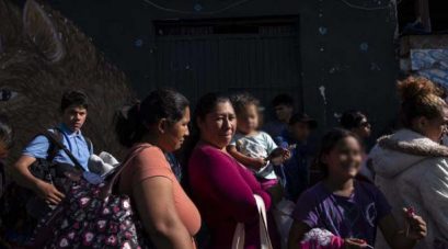 Tras un mes de recorrer México, caravana migrante toca la puerta de EEUU