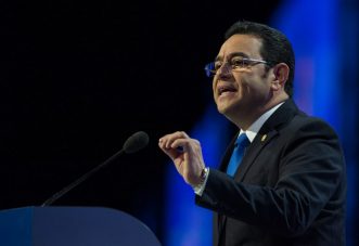 Ordenan devolver fondos por gastos de lujo a presidente guatemalteco