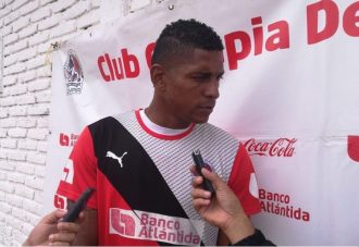 CARLO COSTLY, DELANTERO DE OLIMPIA