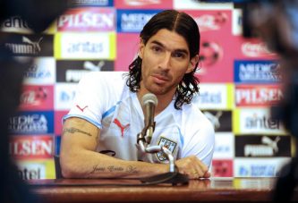 'Loco' Abreu recibe premio Guinness por sumar 26 clubes en su trayectoria