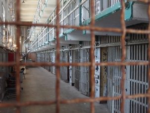Dos presos se fugan tras beber con guardia en cárcel de seguridad en Bogotá