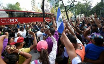 Centroamericanos protestan contra Trump ante embajada de EEUU en México