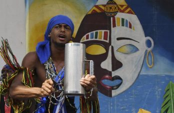 Con tambores y bailes, los garífunas celebran su llegada a Honduras