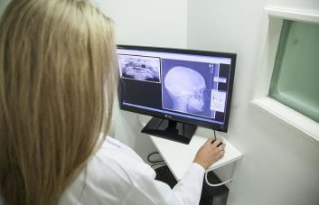 Un grupo de científicos del Instituto de Física y Tecnología de Moscú (MIPT, por sus siglas en inglés) e investigadores de la empresa rusa de biotecnología Gero, que estudia la longevidad, han logrado enseñar a una inteligencia artificial a predecir la probabilidad de muerte en base a los datos de las pulseras inteligentes que analizan la actividad física de sus usuarios.