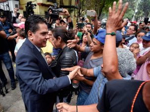 Migrantes hondureños exigen apoyo a su embajada en su paso por México