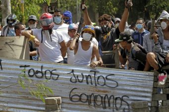 Presidente de Nicaragua abre diálogo para contener violenta oleada de protestas