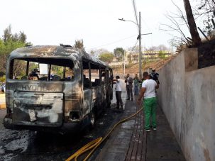 Pandilleros incendian bus rapidito en bulevar Suyapa de Tegucigalpa