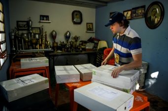 Paraguay elige presidente entre un derechista y un liberal