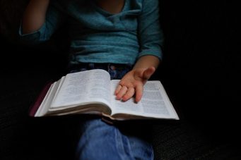 Diputado dice si existe acuerdo no debe restringirse lectura de la Biblia en centros educativos