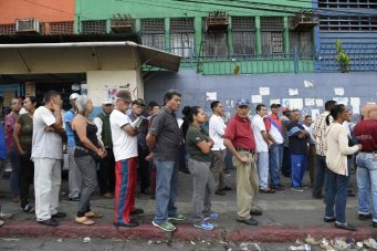 Venezolanos eligen presidente en una de las peores crisis de su historia