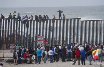 Familias que entren ilegalmente a EEUU serán separadas, dice fiscal general