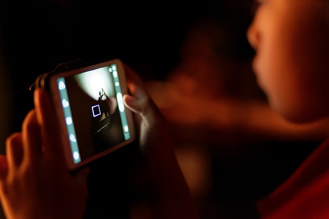 Especialistas advierten problemas de miopía en niños por uso excesivo de celulares