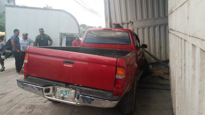 Un muerto y varios heridos dejan impacto de un vehículo contra una ferretería en Tegucigalpa