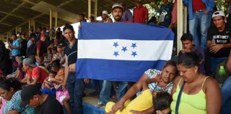Suman 145 centroamericanos de caravana migrante que entran a EEUU desde México