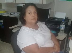 mujer tiro agua hirviendo a niños