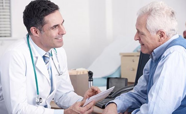 La Sociedad Estadounidense del Cáncer, aconseja a las personas con un riesgo promedio de cáncer de colon que se hagan exámenes de detección a la edad de 45 años.