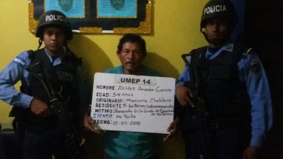Policía hondureña captura a hombre que atacó a "machetazos" a su esposa