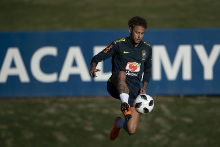 Neymar evoluciona "mejor de lo que esperábamos", aseguran médicos de Brasil