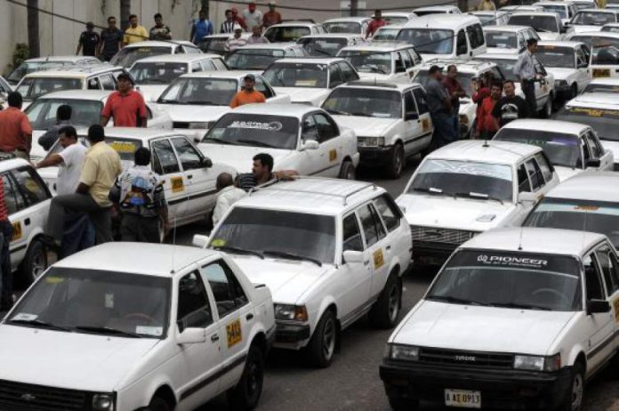 Taxistas piden al Gobierno no les cobre la matrícula vehicular por falta de dinero