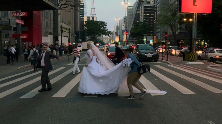 Pareja de brasileños viaja por el mundo tomándose fotos de boda