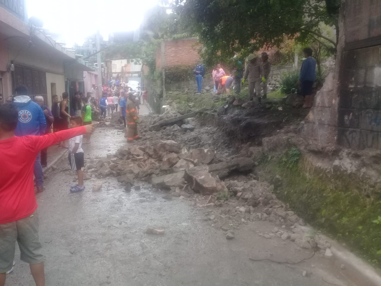 Varias viviendas dañadas por caída de muro en Tegucigalpa