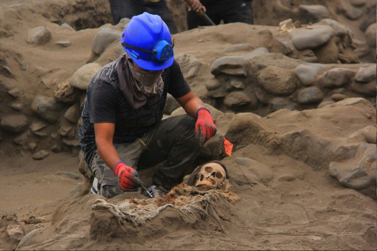 Arqueólogos hallan un nuevo sitio de sacrificio masivo de niños en Perú
