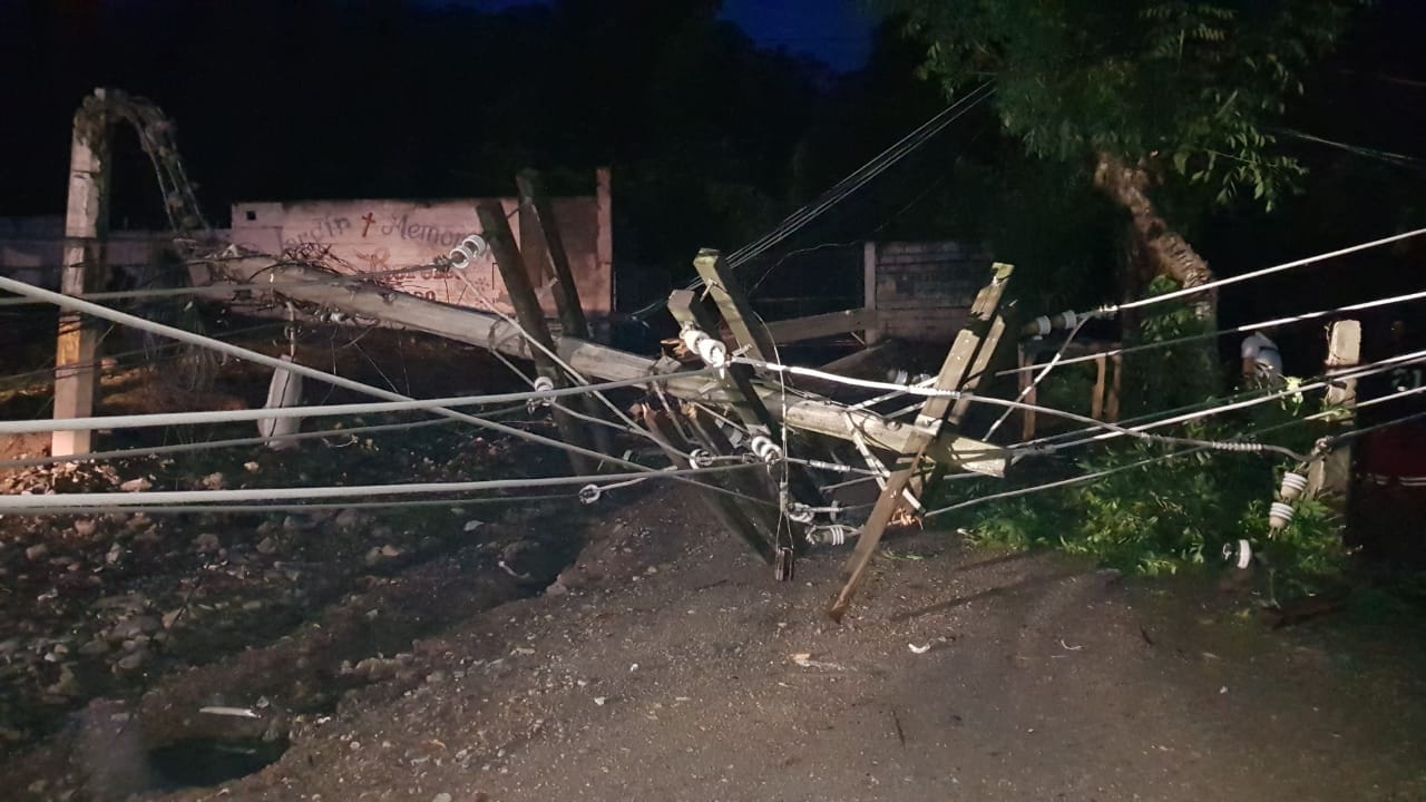 Varios postes dañados deja intensa lluvia y fuerte viento en San Pedro Sula