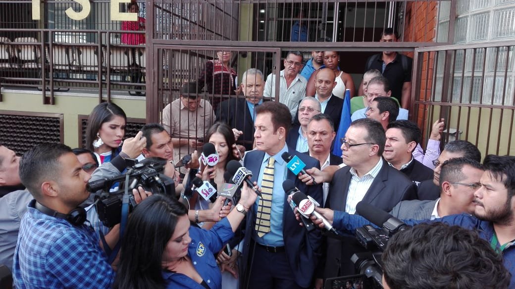 El interés de Salvador Nasralla para participar en el diálogo, es que le aprueben su nuevo partido político, aseguró este jueves el secretario del Partido Libertad y Refundación (Libre), Carlos Eduardo Reina.