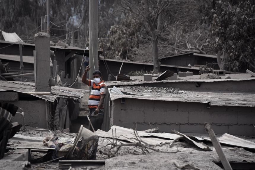 Casi 200 desaparecidos por erupción de volcán en Guatemala